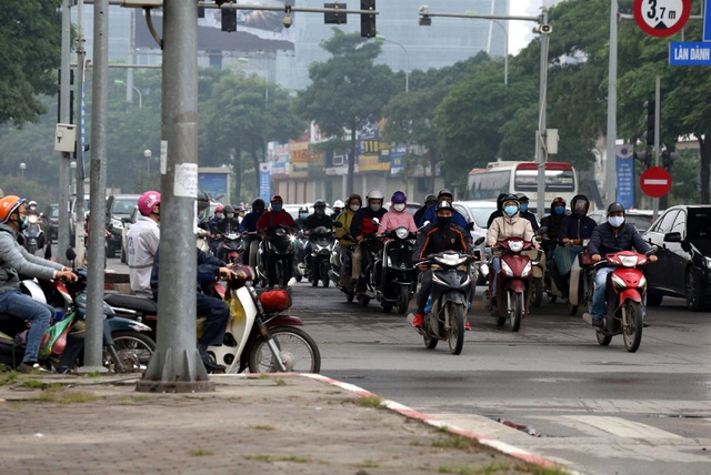 Phương tiện giao thông ken đặc ngã tư dù lệnh cách ly xã hội vẫn tiếp diễn ở Hà Nội  - Ảnh 16.