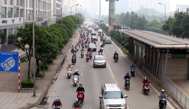 Phương tiện giao thông ken đặc ngã tư dù lệnh cách ly xã hội vẫn tiếp diễn ở Hà Nội  - Ảnh 10.