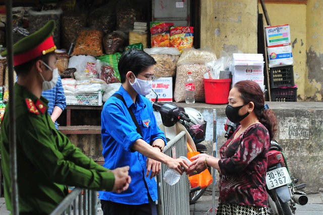 Khu chợ dân sinh yêu cầu sát khuẩn tay trước khi vào - Ảnh 5.