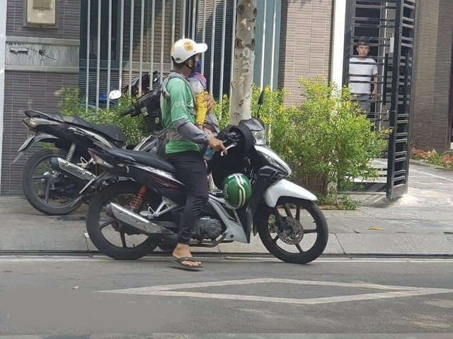 H&igrave;nh ảnh trước ngực &aacute;o của &ocirc;ng bố l&agrave;m nghề giao h&agrave;ng khiến ai cũng như bị b&oacute;p nghẹn tr&aacute;i tim - Ảnh 1.