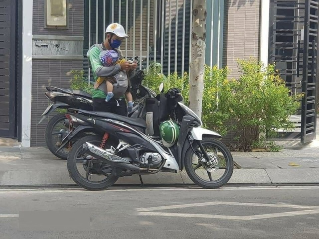 H&igrave;nh ảnh trước ngực &aacute;o của &ocirc;ng bố l&agrave;m nghề giao h&agrave;ng khiến ai cũng như bị b&oacute;p nghẹn tr&aacute;i tim - Ảnh 2.