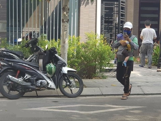 H&igrave;nh ảnh trước ngực &aacute;o của &ocirc;ng bố l&agrave;m nghề giao h&agrave;ng khiến ai cũng như bị b&oacute;p nghẹn tr&aacute;i tim - Ảnh 3.