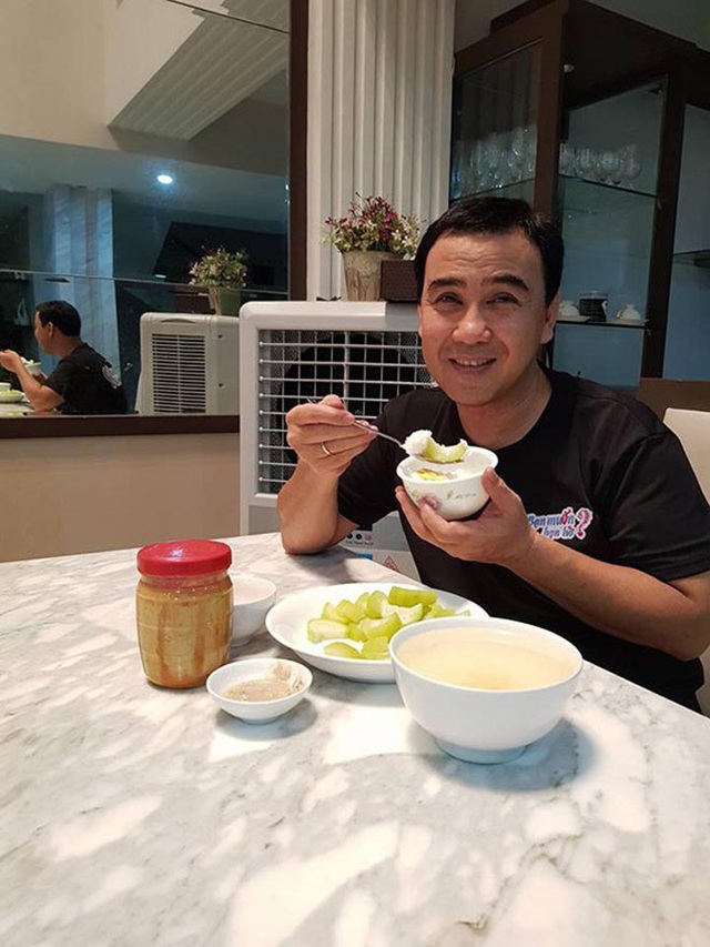  Bữa sáng đạm bạc và sở thích ăn uống của MC giàu nhất Việt Nam Quyền Linh - Ảnh 1.