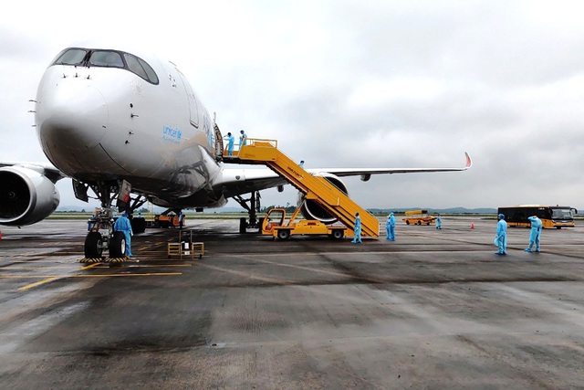 Chuyến bay đặc biệt chở hơn 300 chuyên gia Công ty Samsung Việt Nam được đón như thế nào? - Ảnh 3.
