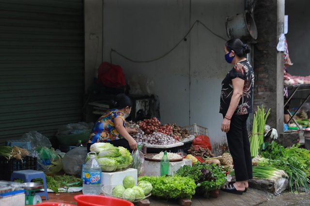 Cận cảnh kiểm soát thân nhiệt, tets nhanh COVID-19 người dân ra vào chợ đầu mối, chợ dân sinh tại Hà Nội  - Ảnh 12.