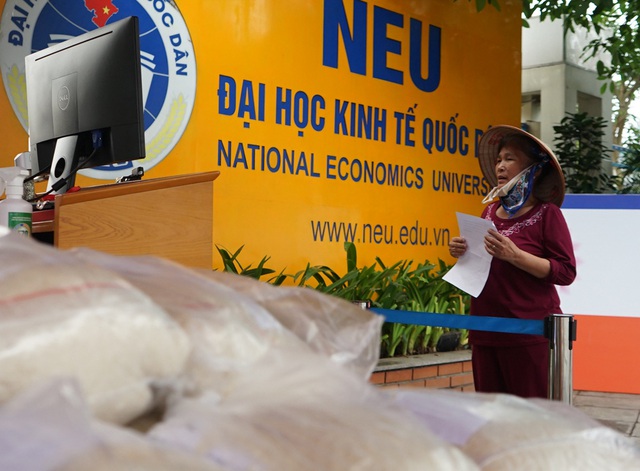 Sử dụng công nghệ AI để đón tiếp người nghèo đến nhận gạo từ thiện tại Hà Nội - Ảnh 7.