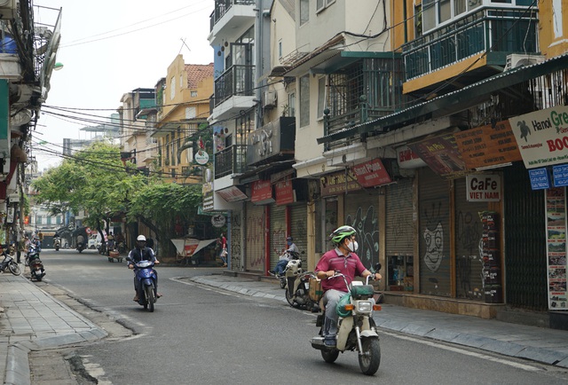 Phổ cổ Hà Nội bất ngờ vắng lặng trong ngày thứ 18 thực hiện cách ly xã hội - Ảnh 5.