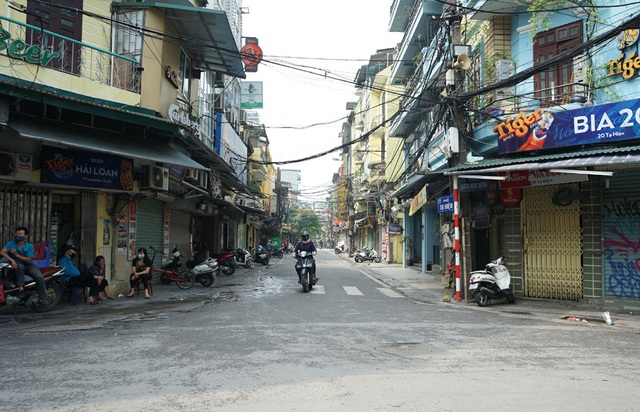 Phổ cổ Hà Nội bất ngờ vắng lặng trong ngày thứ 18 thực hiện cách ly xã hội - Ảnh 14.