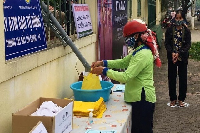 Học sinh Lào Cai chế tạo “máy ATM phát gạo” cho người nghèo - Ảnh 1.
