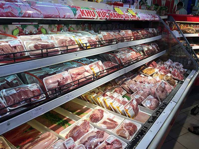Gần 300 ngàn/kg thịt lợn, làm sao có thể chặn đà tăng giá - Ảnh 1.