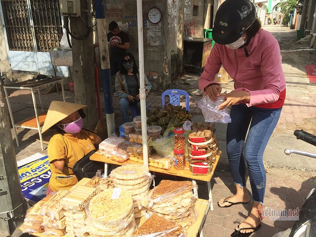 Quầy bánh đặc biệt của người phụ nữ thiếu tứ chi ở Đồng Nai - Ảnh 3.