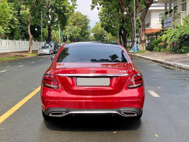 Bán Mercedes-Benz E 300 nhập khẩu mùa Covid-19, đại gia Việt hạ giá xe rẻ ngang tiền lăn bánh C 300 AMG lắp ráp - Ảnh 2. Bán Mercedes-Benz E 300 nhập khẩu mùa Covid-19, đại gia Việt hạ giá xe rẻ ngang tiền lăn bánh C 300 AMG lắp ráp - Ảnh 2.