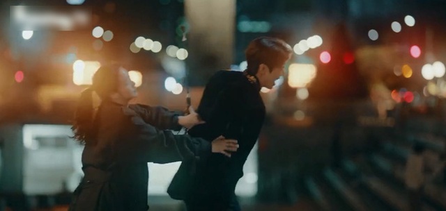 Phim của Lee Min Ho - Quân vương bất diệt tập 2: Vừa mới ôm ấp giữa phố, nam chính đã đòi cưới Kim Go Eun làm Hoàng hậu - Ảnh 1.