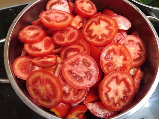 Sai lầm khi bỏ ngăn đá dự trữ khiến cà chua nấu ra toàn nước, mẹ đảm bày cách cấp đông chuẩn giúp nấu tươi ngon như mới mua về - Ảnh 3.