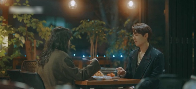 Phim của Lee Min Ho - Quân vương bất diệt tập 2: Vừa mới ôm ấp giữa phố, nam chính đã đòi cưới Kim Go Eun làm Hoàng hậu - Ảnh 8.