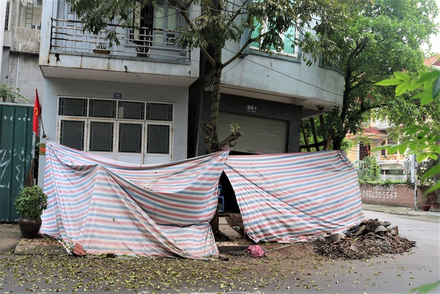 Hải Phòng: Chủ nhà cùng hàng xóm sơ tán trong đêm vì ngôi nhà bỗng sụt nghiêng dọa đổ - Ảnh 2.