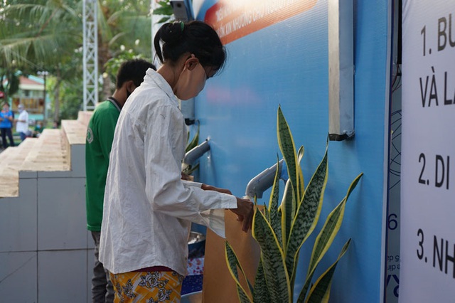 Các cây ATM gạo ở Sài Gòn... bị ế vì vắng khách - Ảnh 10.