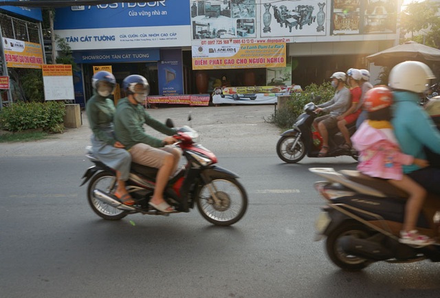 Các cây ATM gạo ở Sài Gòn... bị ế vì vắng khách - Ảnh 6.