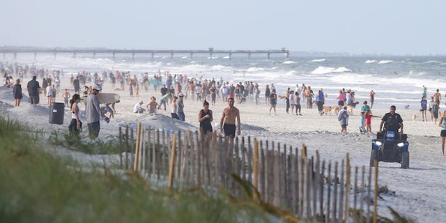 Hàng trăm người tụ tập ở bãi biển Mỹ bất chấp Covid-19 - Ảnh 1.