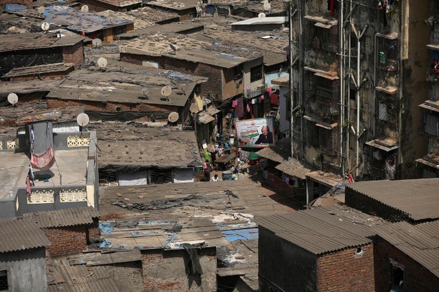 Dân khu ổ chuột Ấn Độ vật vã kiếm ăn trong nỗi lo nhiễm dịch Covid-19 - Ảnh 2.