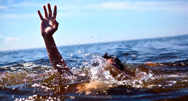Nghệ An: Kịp thời cứu 2 thiếu nữ đuối nước khi tắm biển ở Cửa Lò - Ảnh 1.