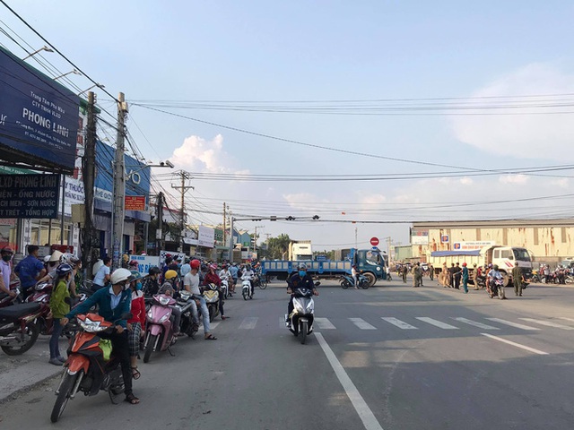  Cả trăm người đổ xuống đường xem vụ tai nạn chết người ở ngã tư tử thần - Ảnh 2.