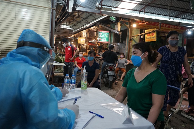 Hà Nội: Hàng trăm tiểu thương chợ Phùng Khoang tiến hành xét nghiệm nhanh COVID-19 - Ảnh 7.
