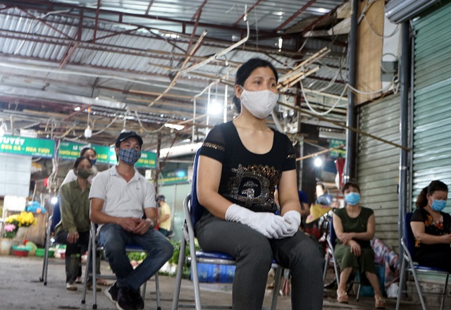 Hà Nội: Hàng trăm tiểu thương chợ Phùng Khoang tiến hành xét nghiệm nhanh COVID-19 - Ảnh 5.