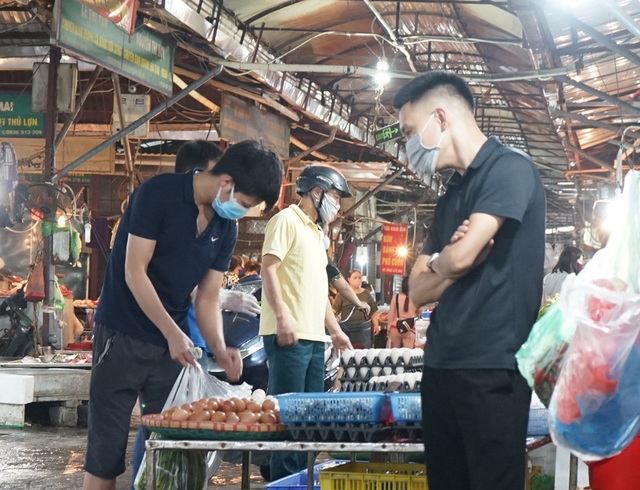 Hà Nội: Hàng trăm tiểu thương chợ Phùng Khoang tiến hành xét nghiệm nhanh COVID-19 - Ảnh 14.