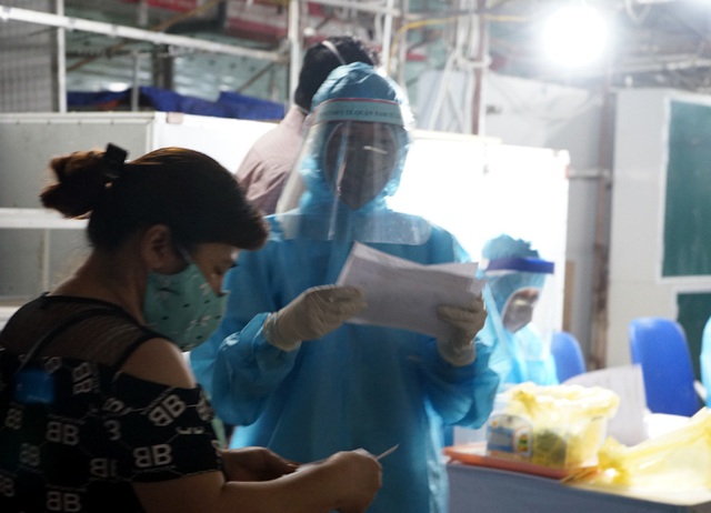 Hà Nội: Hàng trăm tiểu thương chợ Phùng Khoang tiến hành xét nghiệm nhanh COVID-19 - Ảnh 13.