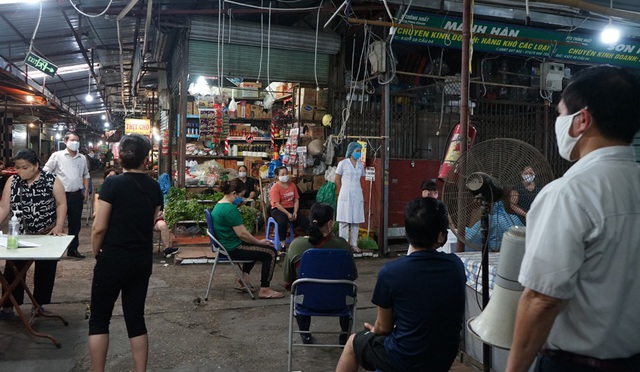 Hà Nội: Hàng trăm tiểu thương chợ Phùng Khoang tiến hành xét nghiệm nhanh COVID-19 - Ảnh 6.