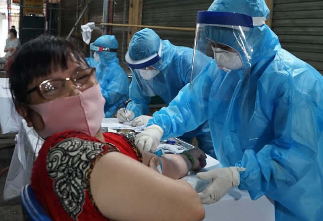Hà Nội: Hàng trăm tiểu thương chợ Phùng Khoang tiến hành xét nghiệm nhanh COVID-19 - Ảnh 10.