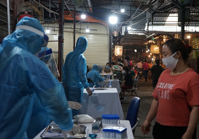 Hà Nội: Hàng trăm tiểu thương chợ Phùng Khoang tiến hành xét nghiệm nhanh COVID-19 - Ảnh 9.