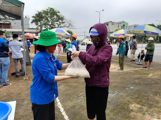 “Cây ATM gạo” ấm lòng người nghèo trong đại dịch COVID -19 - Ảnh 3.