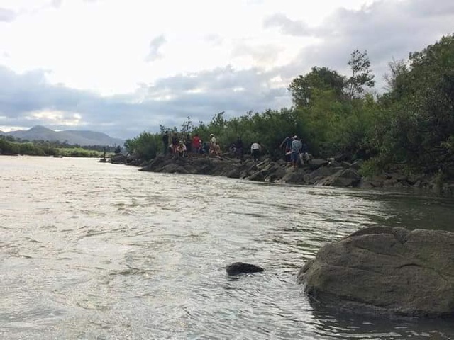 Tìm thấy thi thể 2 nữ sinh đuối nước khi tắm thác ở Lào Cai - Ảnh 1.
