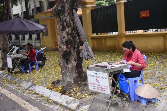 Người Hà Nội đi bảo dưỡng xe, mua xổ số, ngồi cà phê ngày đầu nới lỏng cách ly xã hội - Ảnh 4.