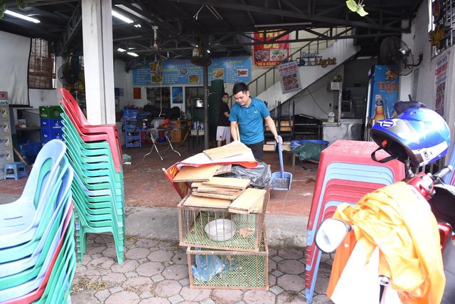 Người Hà Nội đi bảo dưỡng xe, mua xổ số, ngồi cà phê ngày đầu nới lỏng cách ly xã hội - Ảnh 11.
