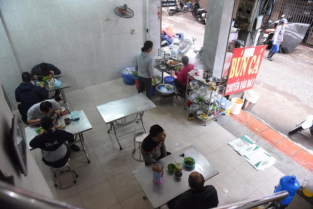 Người Hà Nội đi bảo dưỡng xe, mua xổ số, ngồi cà phê ngày đầu nới lỏng cách ly xã hội - Ảnh 8.