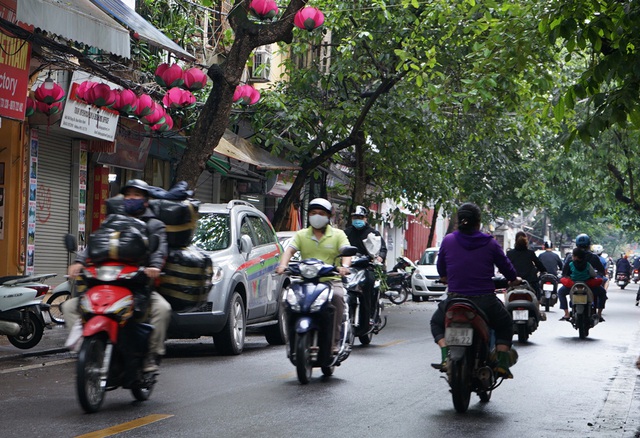 Ngày đầu nới lỏng cách ly xã hội tại Hà Nội, người dân vui mừng mở cửa kinh doanh trở lại - Ảnh 2.