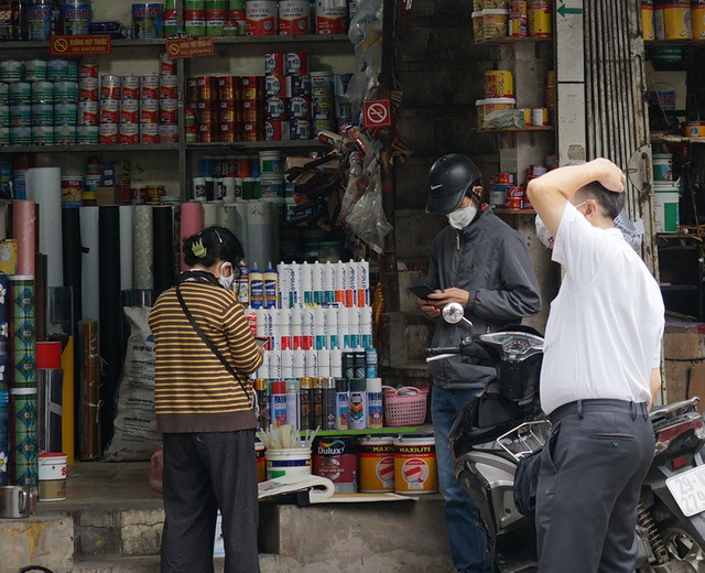 Ngày đầu nới lỏng cách ly xã hội tại Hà Nội, người dân vui mừng mở cửa kinh doanh trở lại - Ảnh 4.