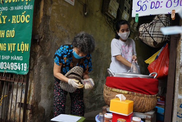 Ngày đầu nới lỏng cách ly xã hội tại Hà Nội, người dân vui mừng mở cửa kinh doanh trở lại - Ảnh 6.