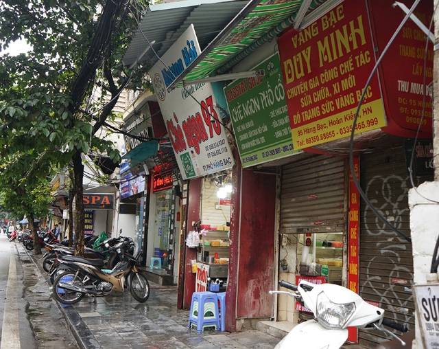 Ngày đầu nới lỏng cách ly xã hội tại Hà Nội, người dân vui mừng mở cửa kinh doanh trở lại - Ảnh 9.