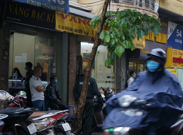 Ngày đầu nới lỏng cách ly xã hội tại Hà Nội, người dân vui mừng mở cửa kinh doanh trở lại - Ảnh 10.