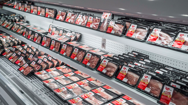 Thịt lợn tại chợ cố thủ ở mức cao, siêu thị lại làm điều bất ngờ - Ảnh 2.