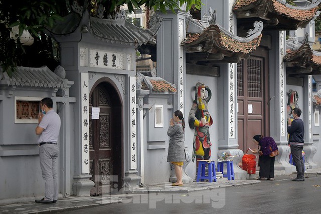 Đền chùa ở Hà Nội vẫn đóng ngày mùng 1, người dân đứng vái vọng từ xa - Ảnh 2.