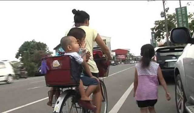 Mẹ đạp xe để bé gái 6 tuổi chạy bộ theo sau tới trường, nhiều người chỉ trích nhưng sự thật đằng sau mới bất ngờ - Ảnh 2.