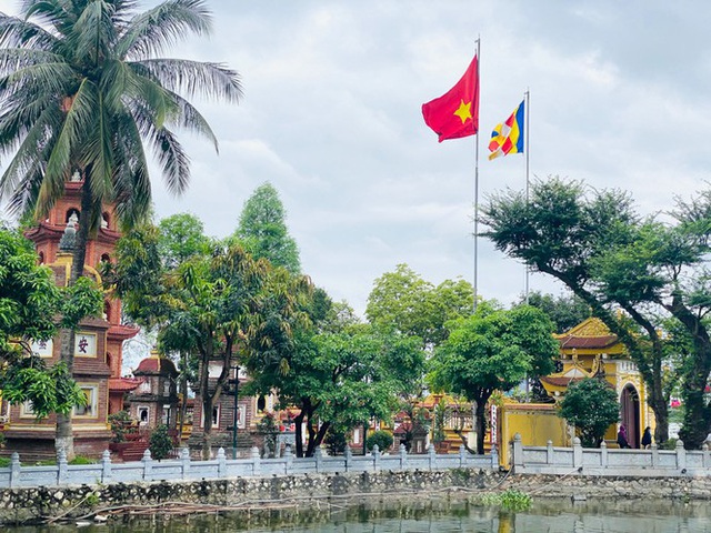Đền chùa ở Hà Nội vẫn đóng ngày mùng 1, người dân đứng vái vọng từ xa - Ảnh 15.