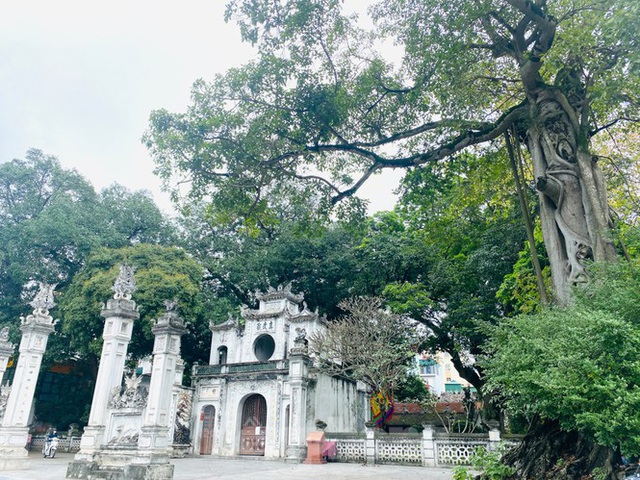 Đền chùa ở Hà Nội vẫn đóng ngày mùng 1, người dân đứng vái vọng từ xa - Ảnh 17.