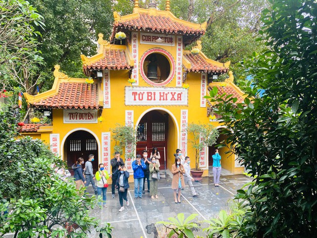 Đền chùa ở Hà Nội vẫn đóng ngày mùng 1, người dân đứng vái vọng từ xa - Ảnh 5.