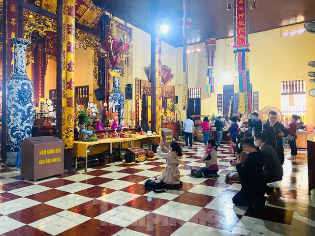 Đền chùa ở Hà Nội vẫn đóng ngày mùng 1, người dân đứng vái vọng từ xa - Ảnh 7.